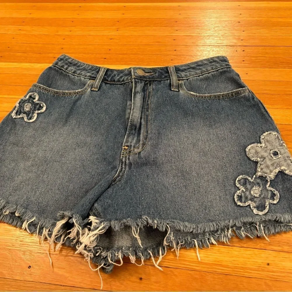 Hollister Ultra Highrise Relaxed Mom Short 3” denim shorts with flower details